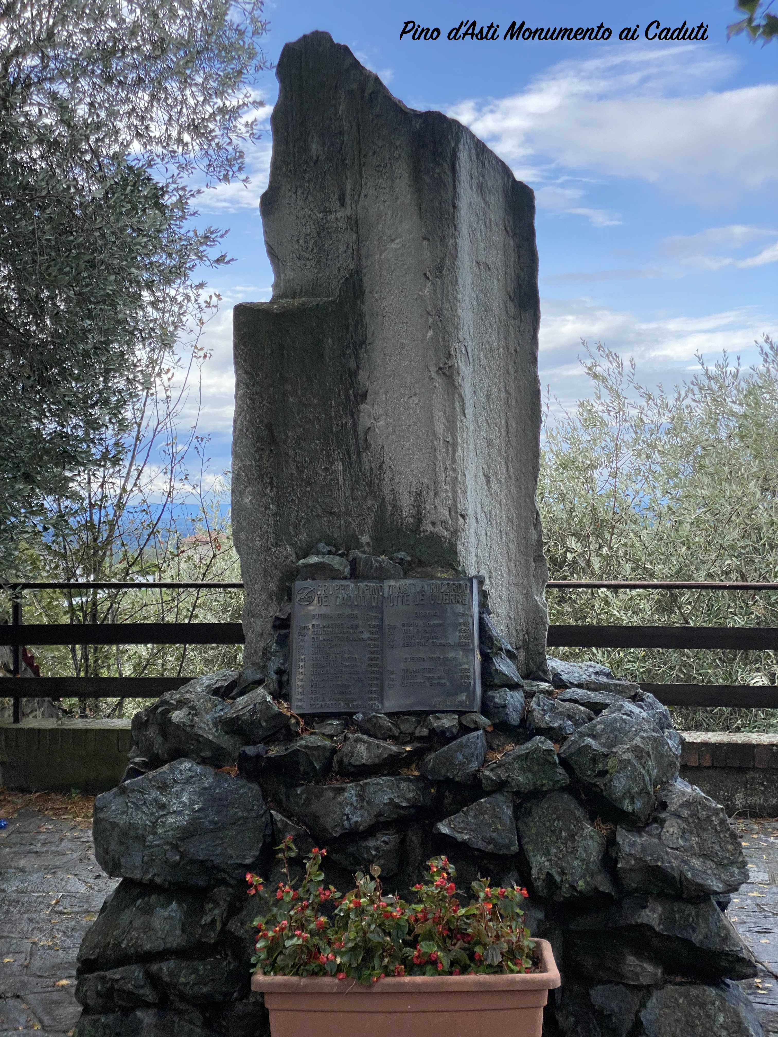 2 Pino d'Asti - Monumento caduti.jpeg